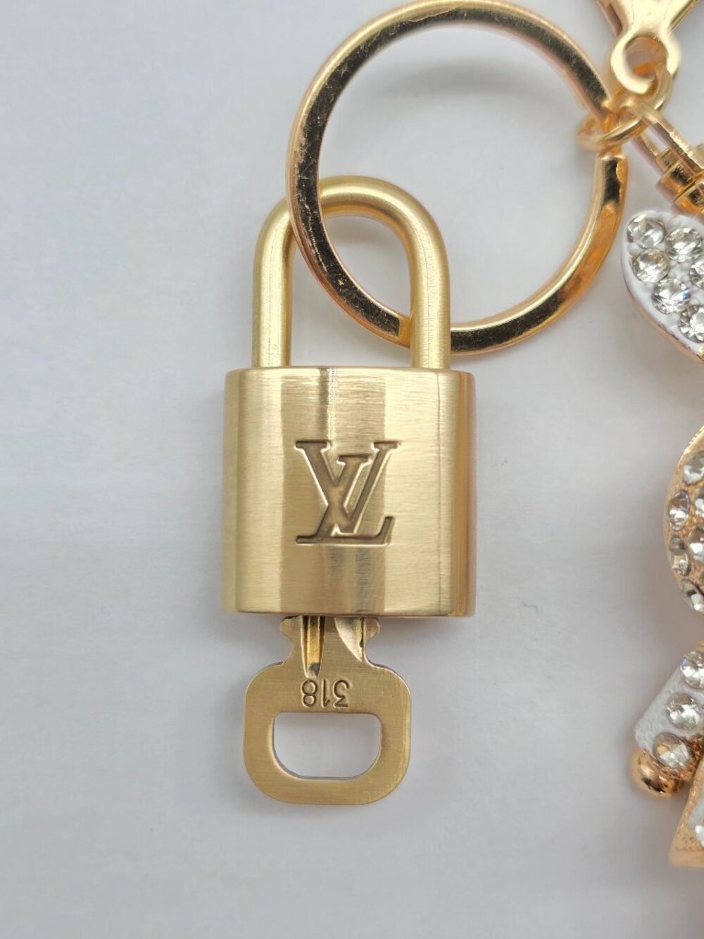 Authentic Louis Vuitton Gold Lock 🔒 Unbranded Rhinestone Bunny Rabbit Keychain - Picture 5 of 9
